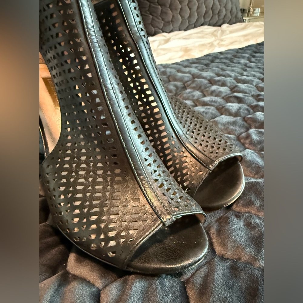 LOUISE ET CIE - Elegant Black Peep-Toe Heels with Gold Hardware - Size 8 - Picture 5 of 15